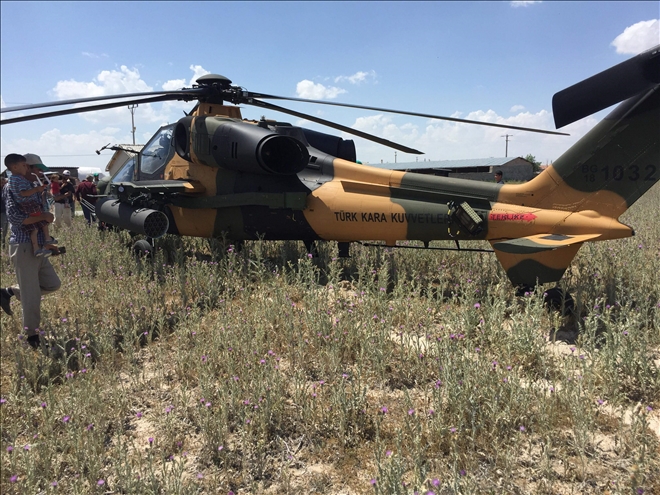 Havada arızalanan askeri helikopter tarlaya indi