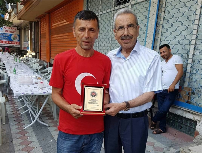 Tüm birikimini Erdoğan´ın seçim çalışmalarına bağışlayan Erhan Han´a plaket takdim edildi