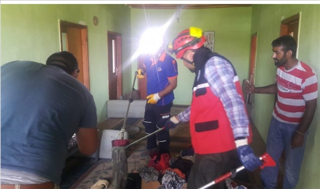 Aksaray´da eve giren yılan yakalanarak doğaya bırakıldı