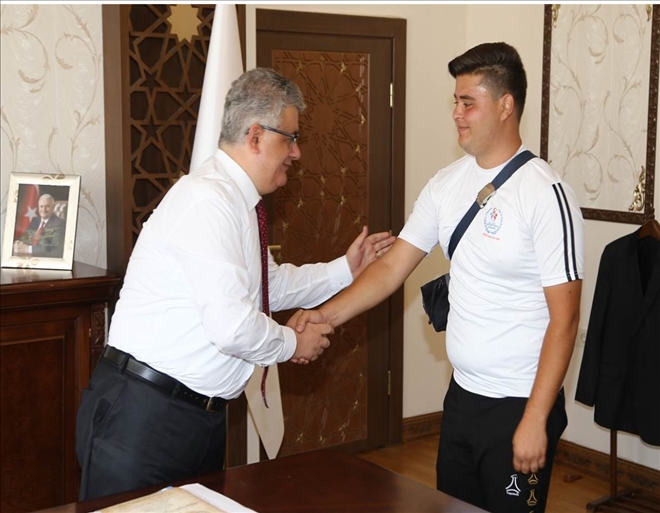 Şampiyon Okçu´dan Vali Pekmez´e ziyaret