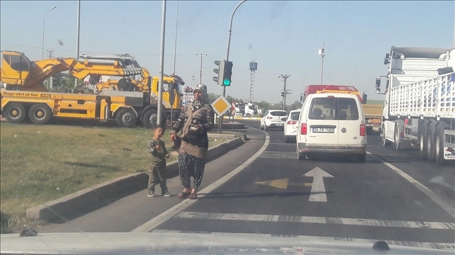 Çocuk dilencilerin trafik ışıklarındaki ölüm oyunu
