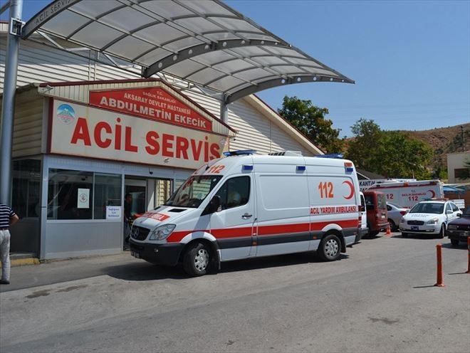 Servis Aracı Elektrik Direğine Çarptı;4 Kişi Yaralandı