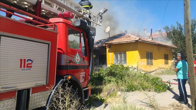 Aksaray´da Yangın bir aileyi  evsiz bıraktı