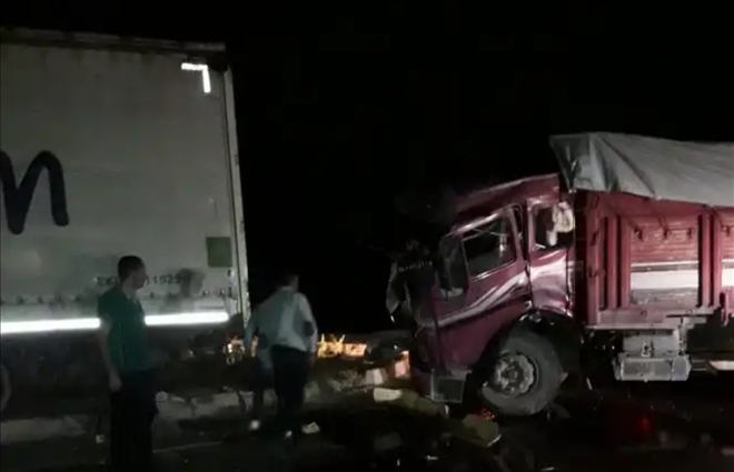Aksaray´da kamyon ile tır çarpıştı:1 yaralı