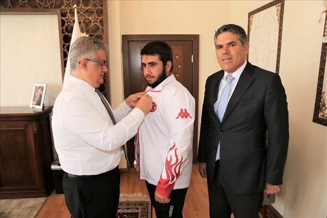 Şampiyon güreşçiye altın ödülü