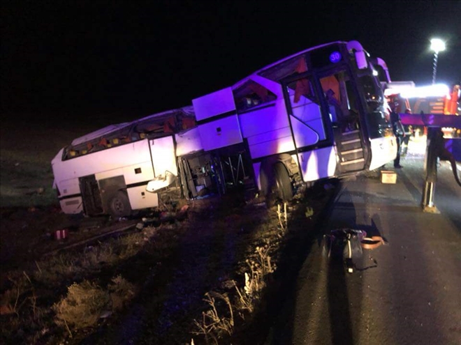 Kaçakları Taşıyan Otobüs Devrildi: 1 Ölü, 17´si Polis, 40 Yaralı