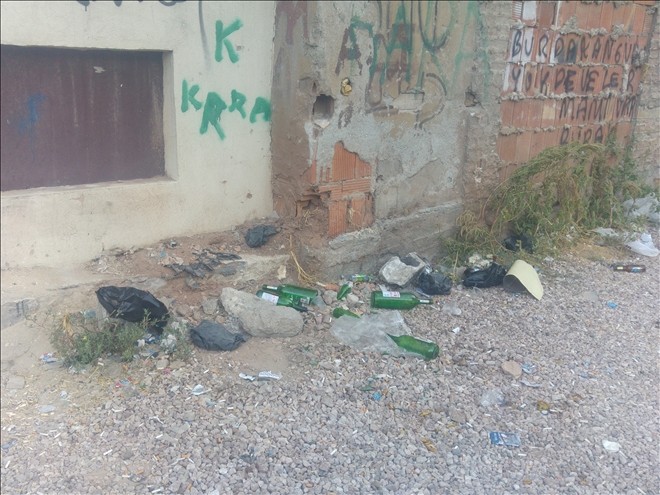 Otopark´ta içki alemi mahalleliyi isyan ettirdi