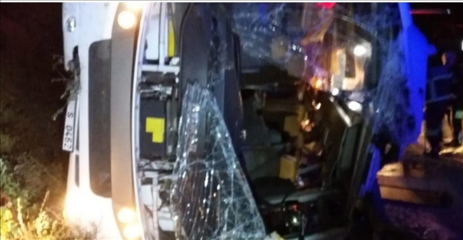 Aksaray´lı öğrencilerin içinde bulunduğu servis midibüsü devrildi:2 ölü 17 yaralı