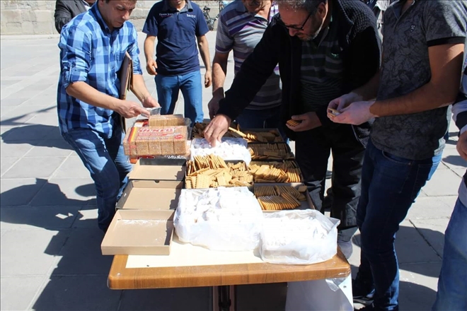 Eski gelenek yaşatıldı!Cami çıkışı bisküvi arası lokum dağıtıldı