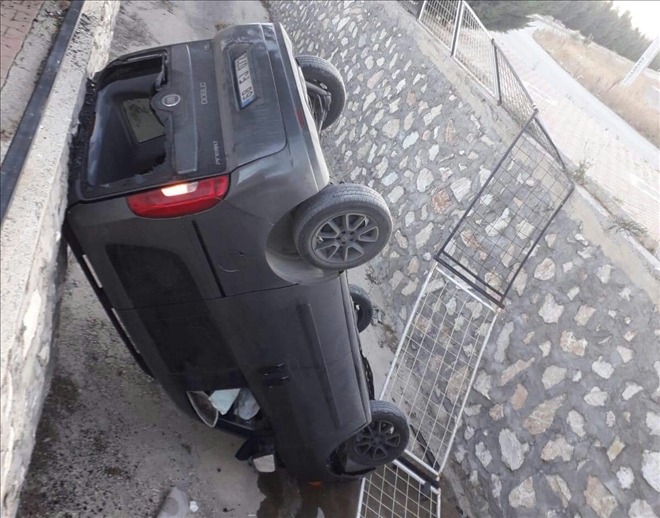 Virajı alamayan otomobil dereye uçtu:1 yaralı