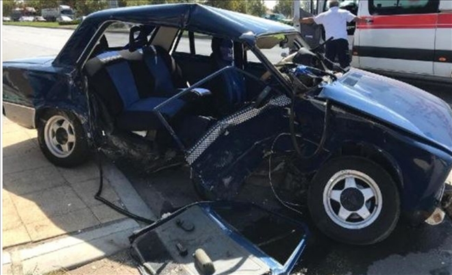 Aksaray´da 2 otomobil çarpıştı: 1 ölü 1 yaralı