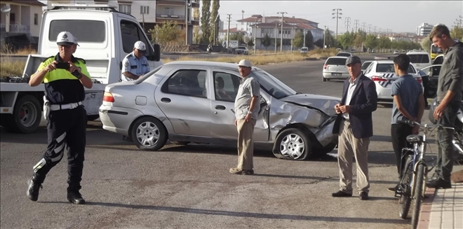 Otomobil ile kamyonet çarpıştı: 2 yaralı