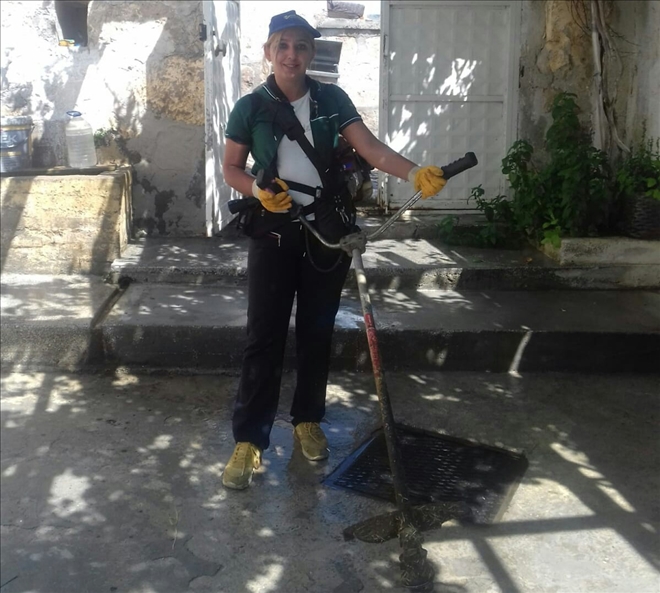 Ojeli,fönlü çevre temizlik görevlisi,ilçeye evi gibi bakıyor