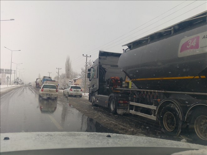 Aksaray´da yoğun kar yağışı! Tırların geçişine izin verilmiyor