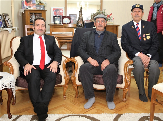 Şehit Ömer Halisdemir´in babası ve kardeşi Aksaray´a geldi