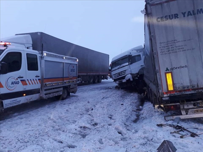 Yollar buz pistine döndü,kaza üstüne kaza oldu