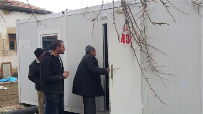  Aksaray´da evi yanan 3 vatandaşa yaşam konteyneri ve nakit para yardımı yapıldı
