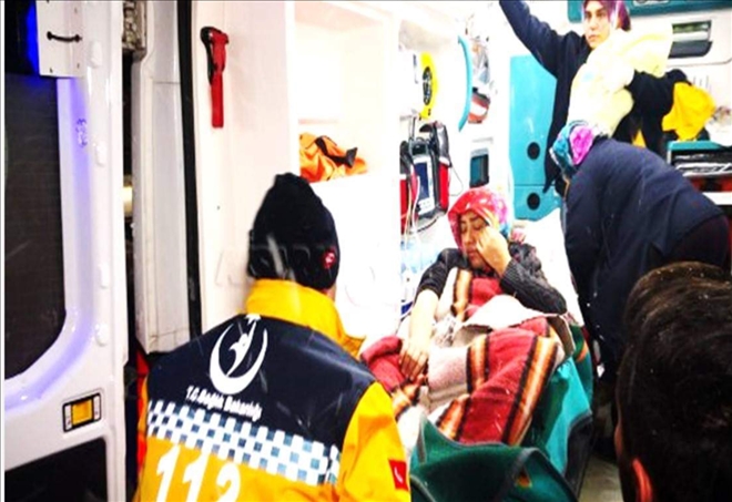 Ambulansta kız bebeği dünyaya getirdi