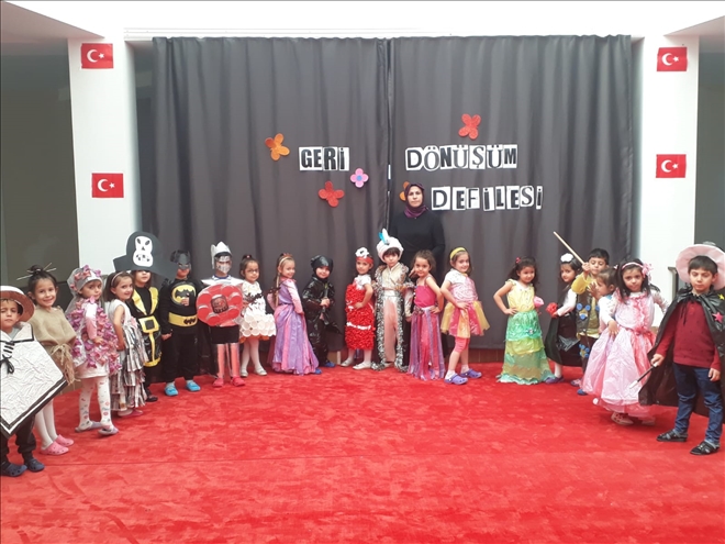 Minik Öğrencilerin Atık Malzemelerden Elbise Defilesi