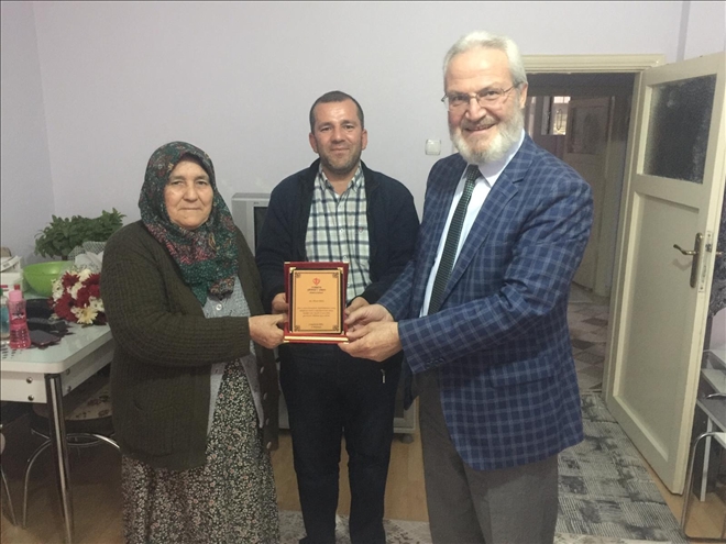 Hayırsever vatandaş plaket ile onurlandırıldı
