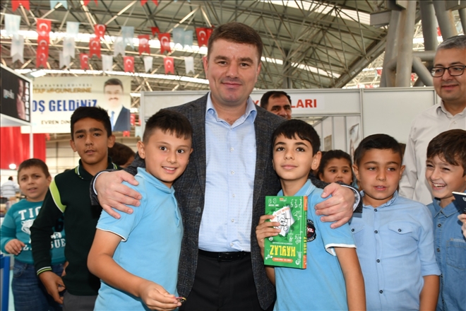 Başkan Dinçer ?Kitap Günleri´nde öğrencilerle buluştu