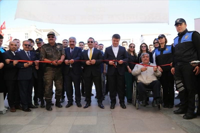 ´Gönüllere Dokunan Mavi Hayaller´ sergisi