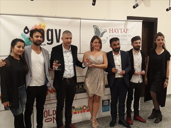Ödül gecesinde Aksaray Kral FM´den Sevgi Çemberi Talat ödülle döndü