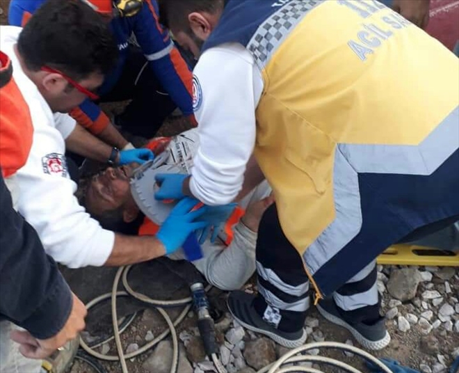 Otoyol çalışmasında kamyon devrildi: 1 yaralı