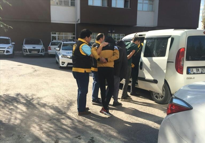 Yağma şüphelisi 3 kişi kıskıvrak yakalanarak tutuklandı