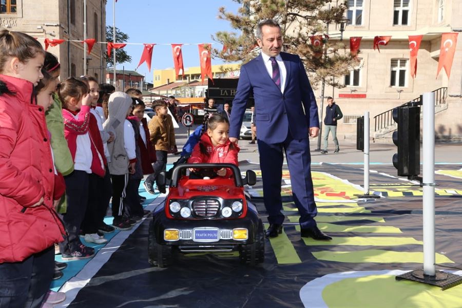 Öğrencilere mobil TIR ile trafik eğitimi verildi
