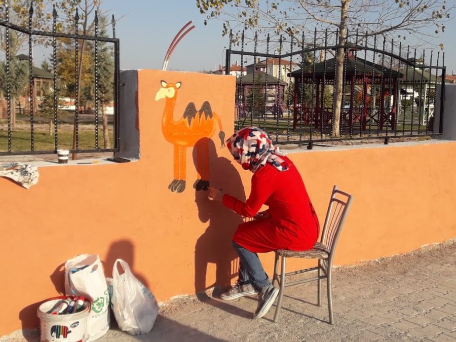 Park duvarlarına bayan estetiği