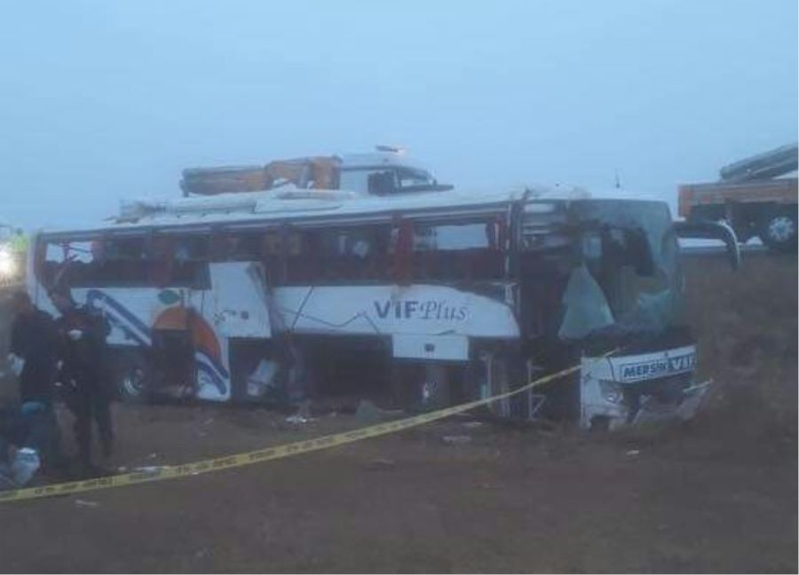 Yolcu otobüsü devrildi:1 ölü 9