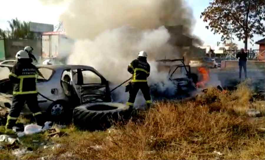 Hurda araçlar alev alev yandı