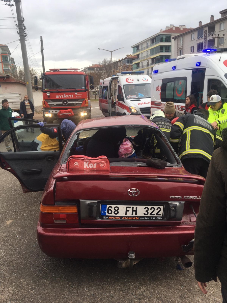 Minibüs ile otomobil çarpıştı:1