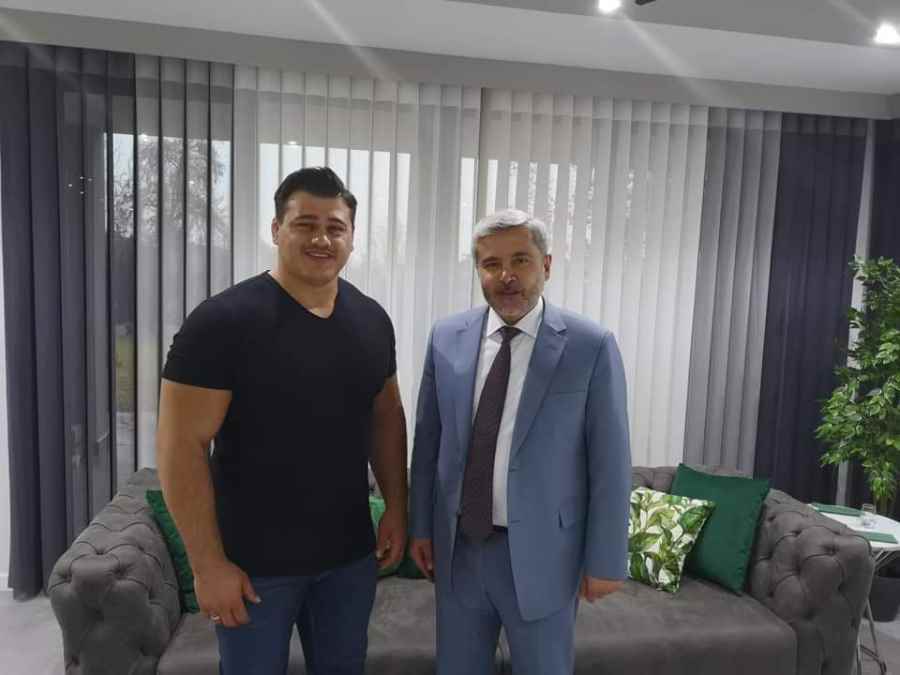 Rektör Şahin şampiyonu evinde ziyaret etti