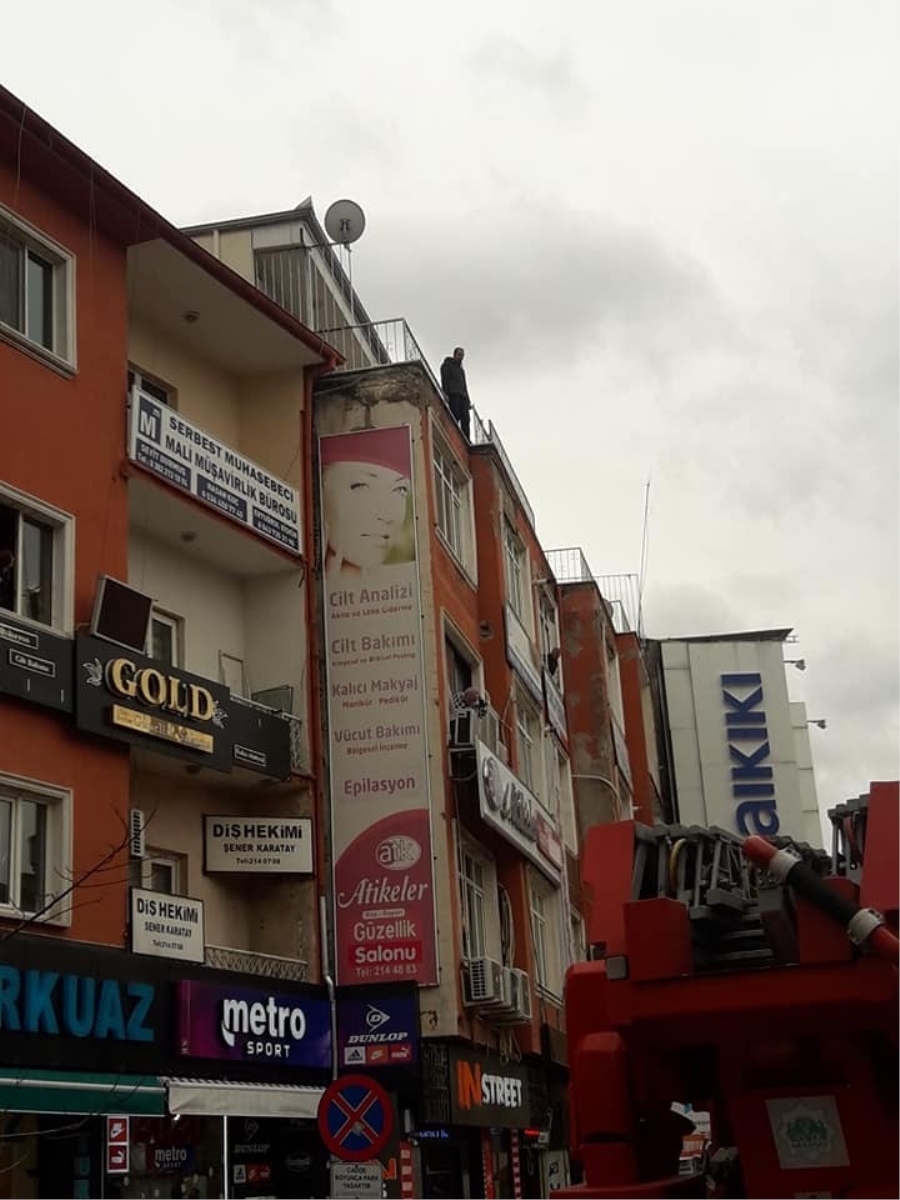 Çatıda intihar girişimi!Emniyet ve İtfaiye alarma geçti