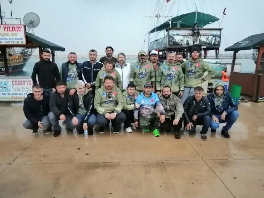 AKSOBDER derneği açık denizde tekne ile balık avlama turu düzenledi