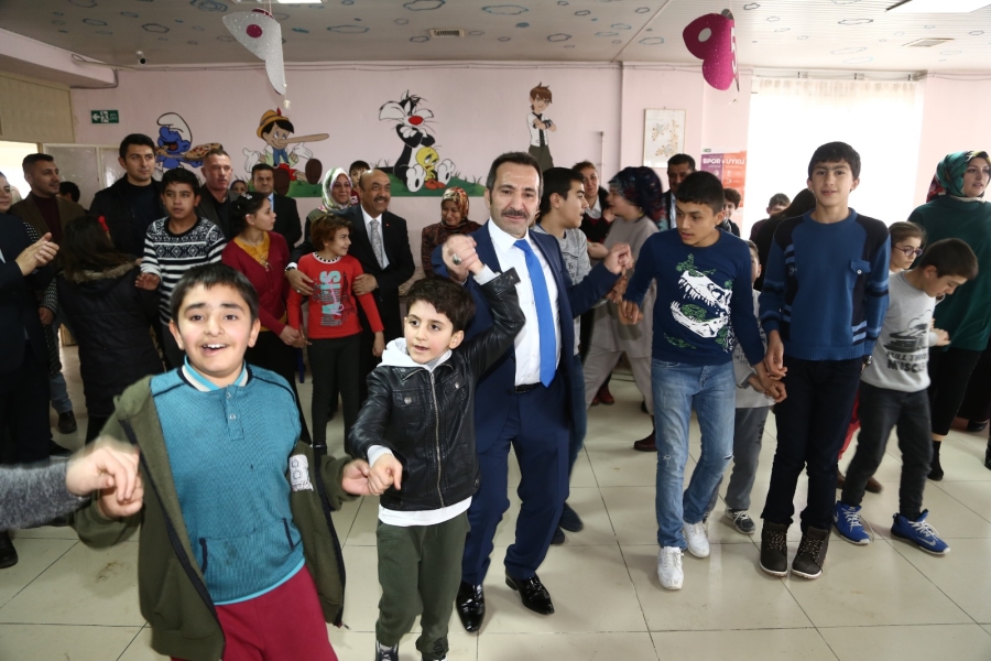 Aksaray Valisi Ali Mantı özel çocuklarla hüdayda oynadı