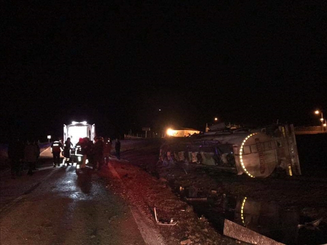 Mazot yüklü tanker devrildi: 2 yaralı