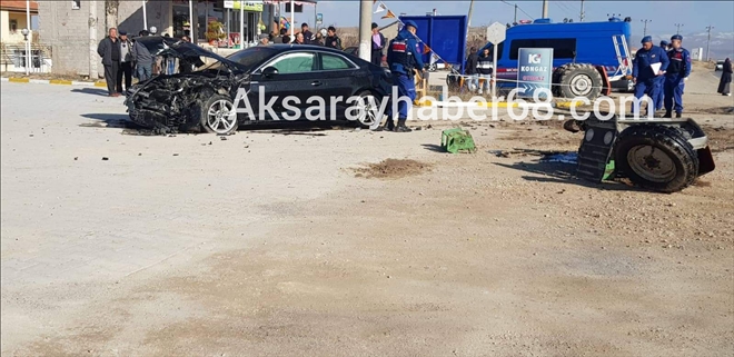 Otomobil traktörü ikiye böldü!
