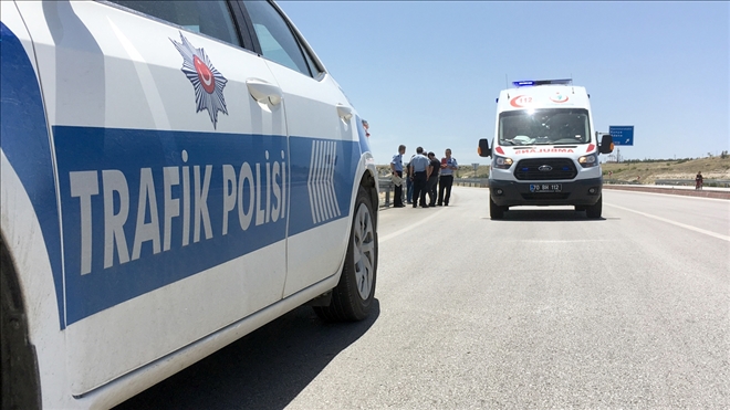 Motosikletle otomobil  çarpıştı:1´i ağır 2 yaralı