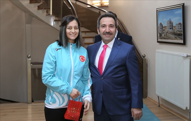 Şampiyonlardan Vali Ali Mantı´ya Ziyaret