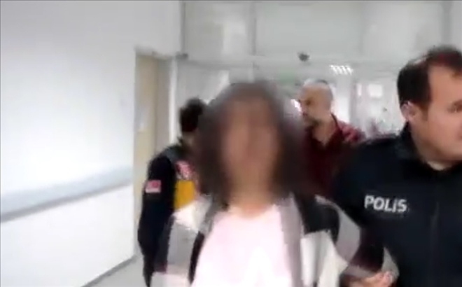Erkek arkadaşını bıçaklayıp rehin aldı