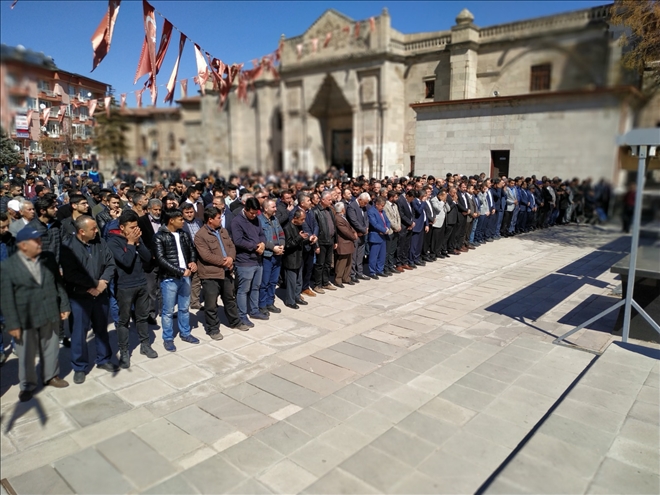 Terör kurbanları için Aksaray´da gıyabi cenaze namazı kılındı