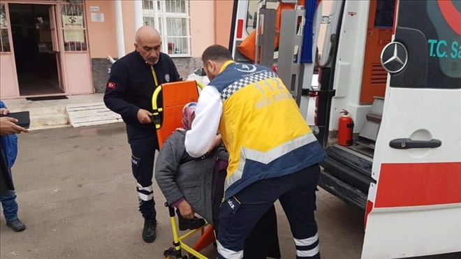 Aksaray´da hasta ve engelliler ambulanslarla sandığa taşınıyor