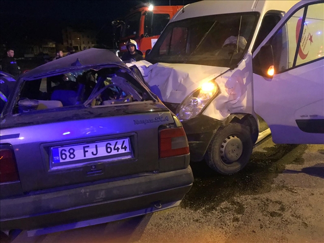 Minibüs ile otomobil çarpıştı:1 ölü 1 yaralı