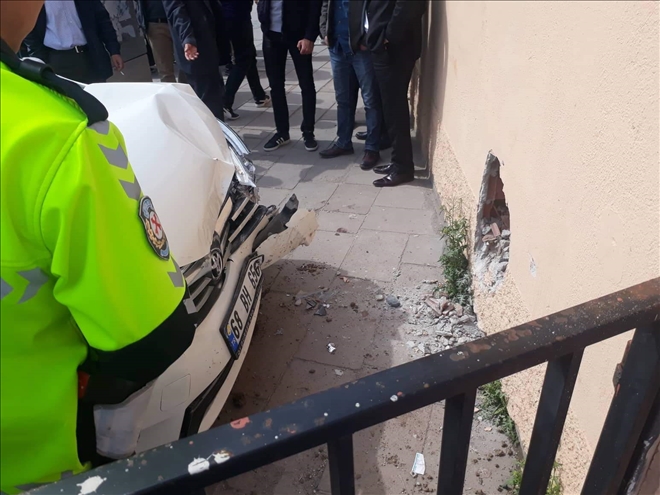 Kontrolden çıkan otomobil Aşevi duvarına çarparak durabildi