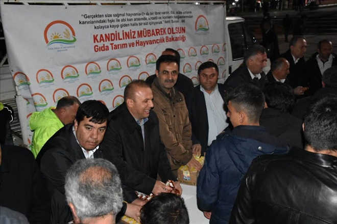 Berat Kandilinde vatandaşlara  süt dağıtıldı