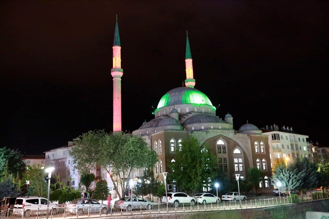 Berat Kandili´nde camiler doldu taştı