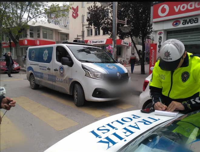 Aksaray´da yaya geçidine park eden zabıta aracına ceza yazıldı